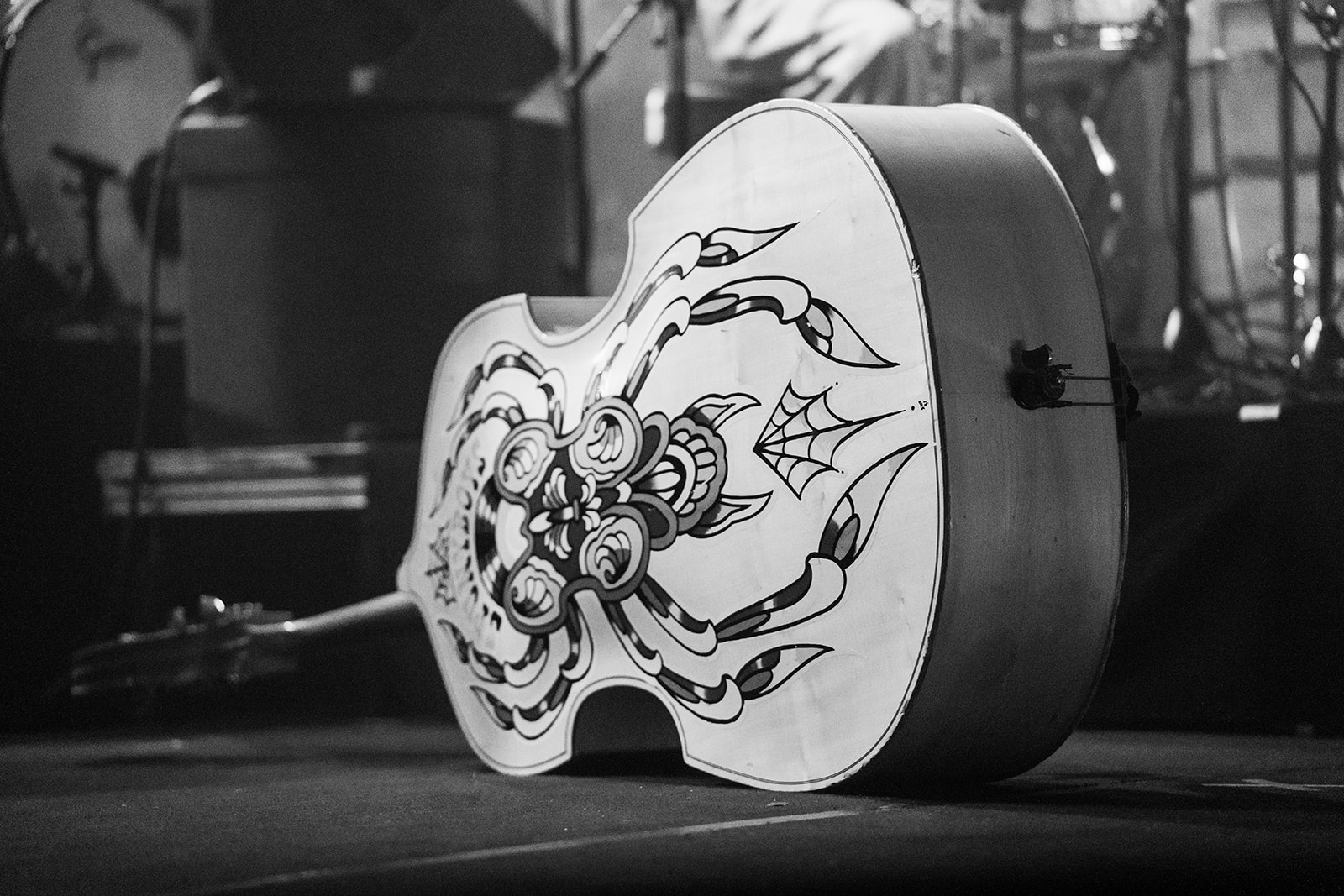 Portrait trash d’un musicien en pleine performance